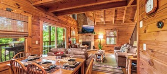 BEAUTIFUL Cabin,perfectly located close to TOWN and NATURE! HOT TUB, DECKS, More