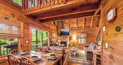 BEAUTIFUL Cabin,perfectly located close to TOWN and NATURE! HOT TUB, DECKS, More