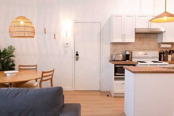 Réfrigérateur, four à micro-ondes, surface de cuisson, lave-vaisselle