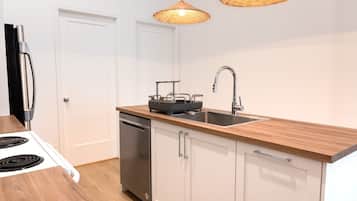 Fridge, microwave, stovetop, dishwasher