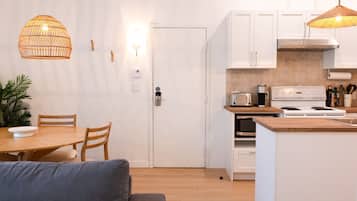 Réfrigérateur, micro-ondes, plaque de cuisson, lave-vaisselle