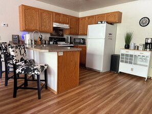 Fridge, microwave, oven, stovetop - Cutest Coop on Cooper Street for YOU and Your Furry Friends! (Missoula)
