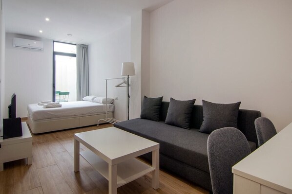 Iron/ironing board, travel crib, WiFi, bed sheets