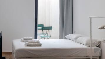 Een strijkplank/strijkijzer, reisbedje, wifi, beddengoed