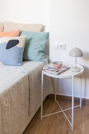 Fer et planche à repasser, lit de bébé portatif, Wi-Fi, literie fournie