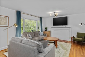 Smart TV - The Double House at Brookwood - Walk to The Grounds at WFU (Winston-Salem)