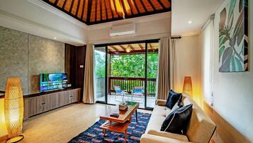 Villa Grand, 1 habitación, vistas a la piscina | Zona de estar | Smart TV de 50 pulgadas con canales por cable, películas de pago