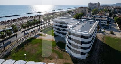 WaterFront is an exclusive and refined complex in one of the most suggestive stretches of the Montesilvano seafront and a few steps from the large golden sandy beaches. The Interno 7 apartment, on the ground floor of the residence also reachable by eleva