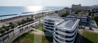 WaterFront is an exclusive and refined complex in one of the most suggestive stretches of the Montesilvano seafront and a few steps from the large golden sandy beaches. The Interno 7 apartment, on the ground floor of the residence also reachable by eleva