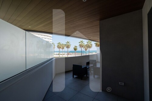 Homiday - WaterFront Int. 7, Three Bedroom Beachfront Apartment