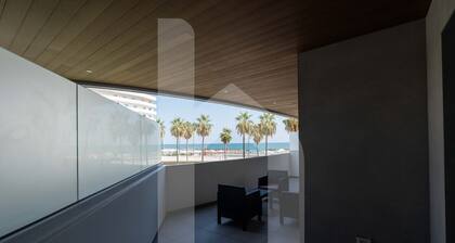 Homiday - WaterFront Int. 7, Three Bedroom Beachfront Apartment