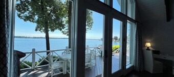 Stunning sunrises & water views in this 4 bedroom cottage on Lake Norman!