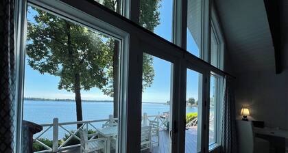 Stunning sunrises & water views in this 4 bedroom cottage on Lake Norman!