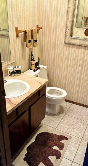 Suihku, hiustenkuivaaja, pyyhkeet, saippua