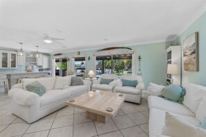 Fernseher, Bücher, Arbeitsbereiche, Computerbildschirme