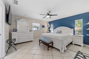 3 室のベッドルーム、デスク、アイロン / アイロン台、旅行用ベビーベッド