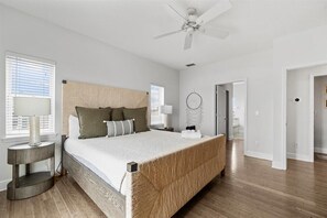 5 Schlafzimmer, Schreibtisch, Bügeleisen/Bügelbrett, Reisekinderbett