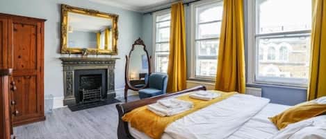 3 bedrooms, desk, iron/ironing board, travel crib