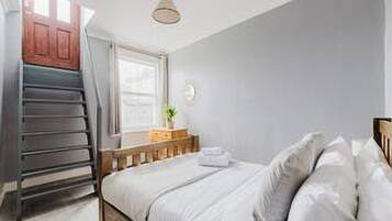 3 quartos, escrivaninha, ferros/tábuas de passar roupa, berço de viagem