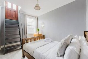 3 dormitoris, escriptori i planxa i posts de planxar 