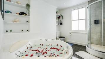 Dusch, bubbelbadkar, hårtork och handdukar