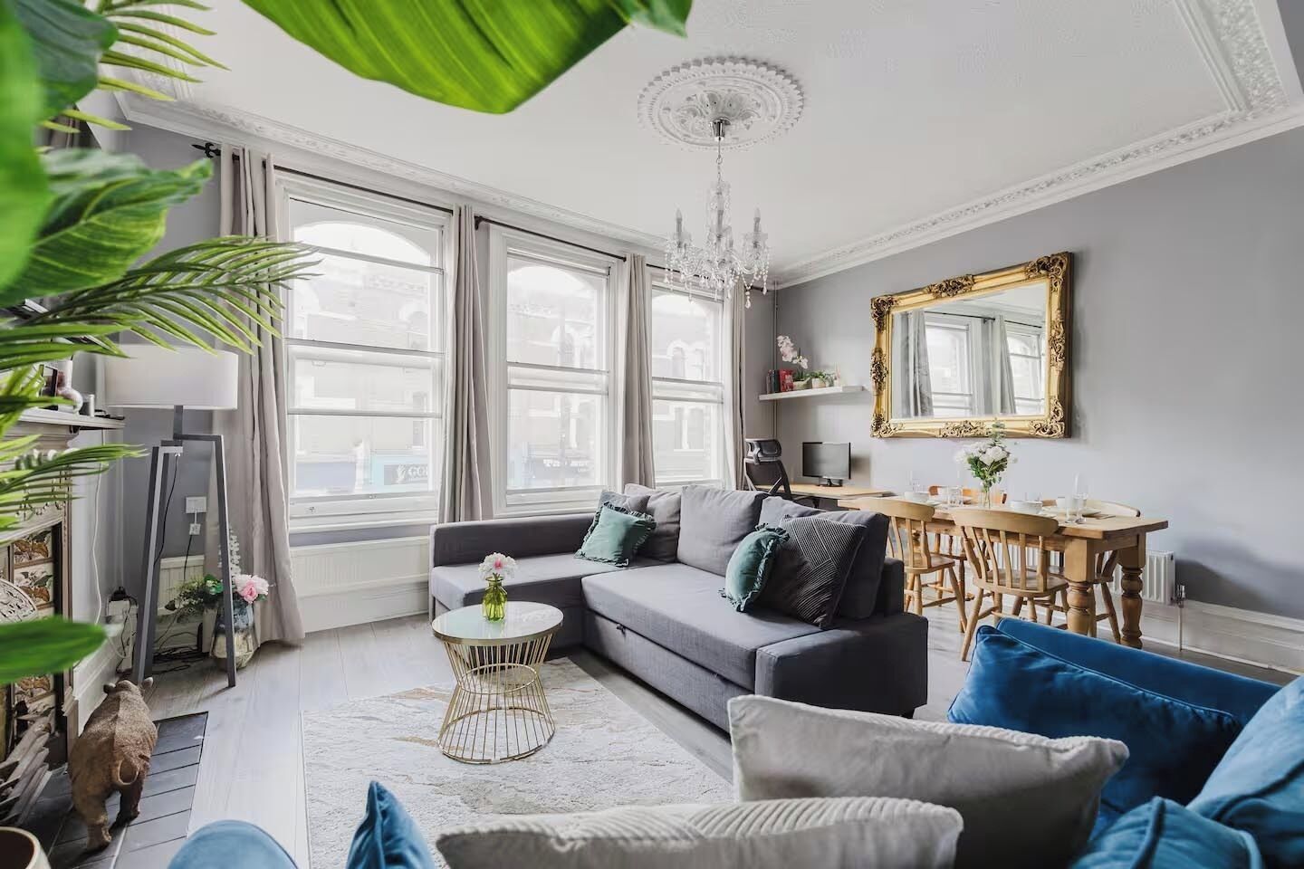 Una Smart TV, una chimenea, libros, una pantalla de ordenador