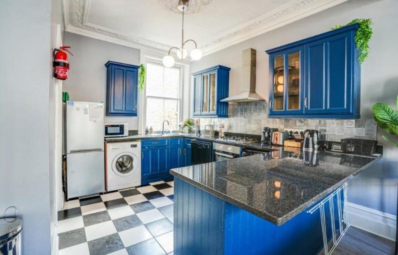 冷蔵庫、電子レンジ、オーブン、コンロ