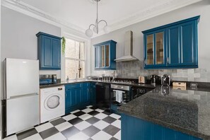 Frigorífic, microones, forn i placa de cuina 