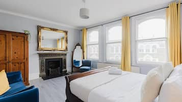 3 habitaciones, escritorio y tabla de planchar con plancha