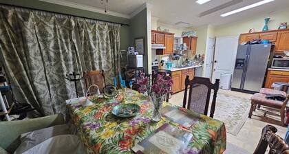 3-bedroom house in delightful S Raleigh WiFi, AC