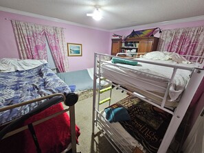 3 bedrooms, in-room safe, desk, iron/ironing board