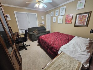 3 bedrooms, in-room safe, desk, iron/ironing board - 3-bedroom house in delightful S Raleigh WiFi, AC (Raleigh)