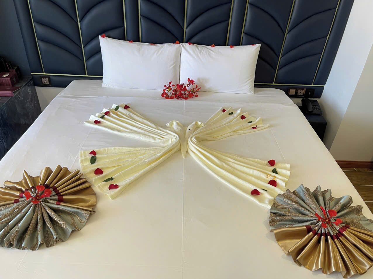 Kamar Double Superior | Seprai premium, minibar, brankas, dan meja kerja