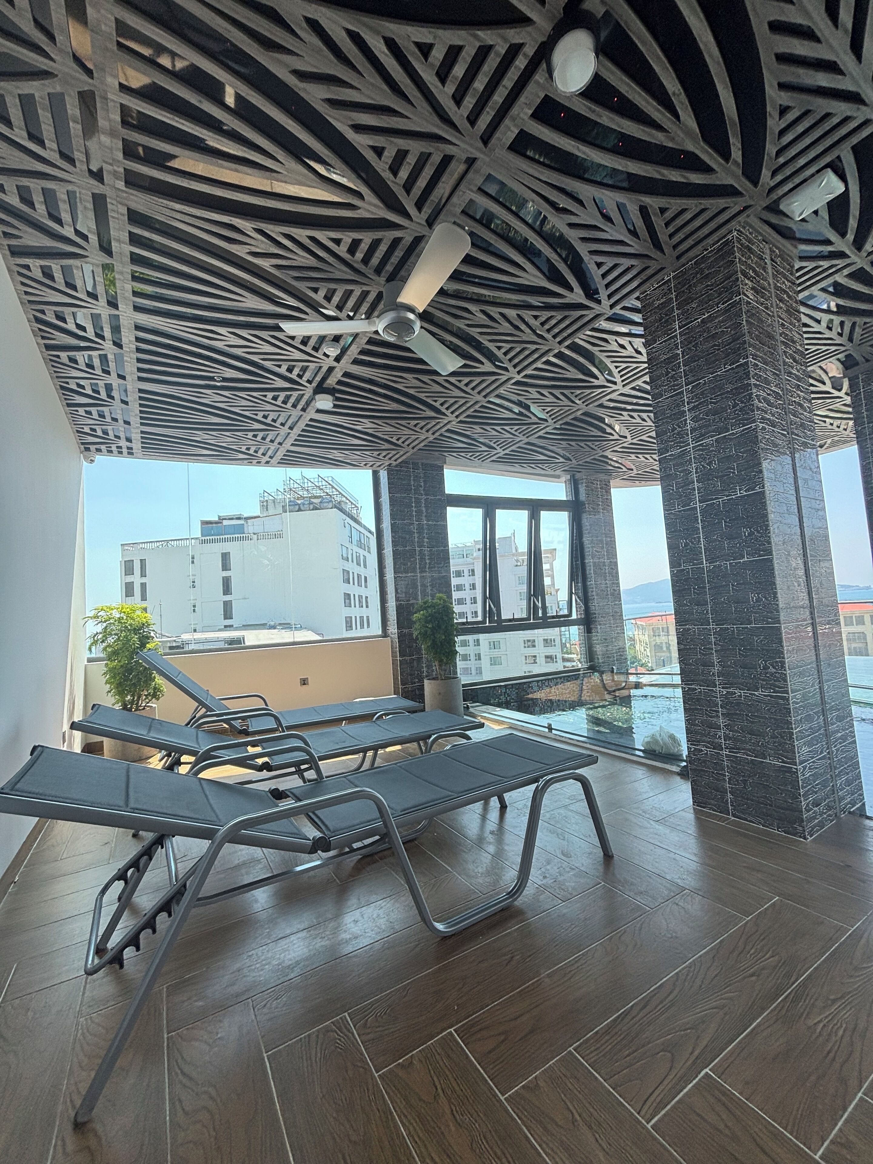 Ein stilvoller Lounge-Bereich mit Metallliegen und einer gemusterten Decke.
