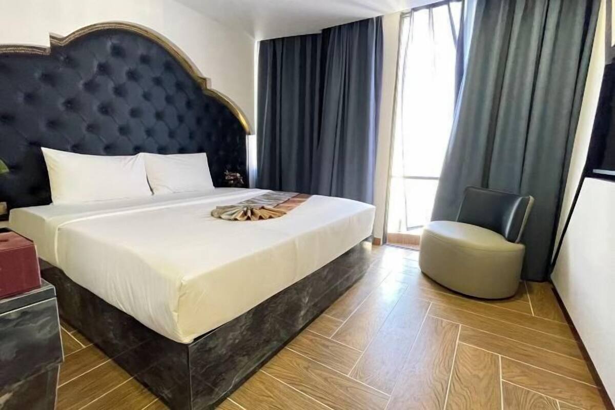 Luxe beddengoed, een minibar, een kluis op de kamer, een bureau