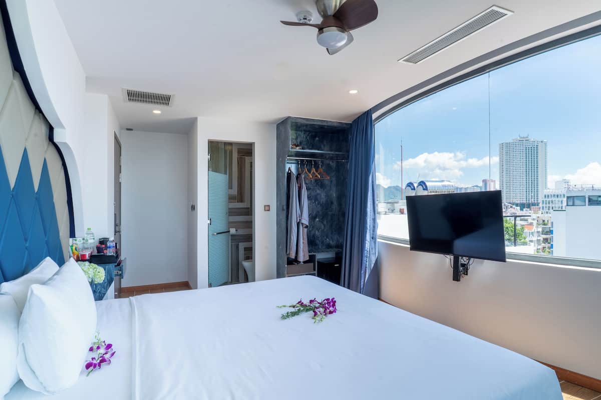 Senior Double Room, Ocean View | Peralatan tempat tidur premium, bar mini, peti besi dalam bilik, meja