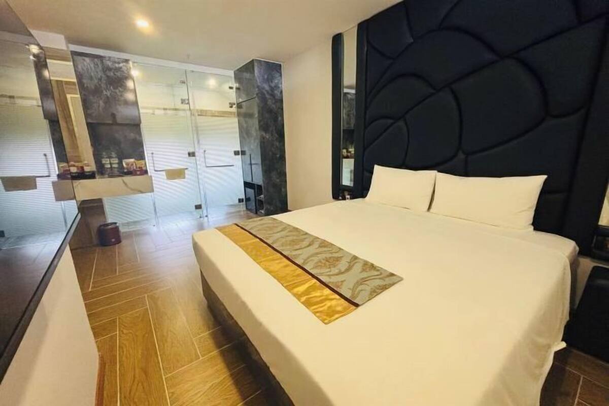 Luxe beddengoed, een minibar, een kluis op de kamer, een bureau