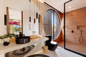 Bruser, hårtørrer, bidet, håndklæder