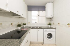 Frigorífico, microondas, placa de cocina y cafetera o tetera