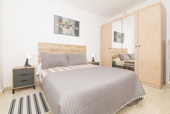 1 dormitorio, tabla de planchar con plancha, ropa de cama