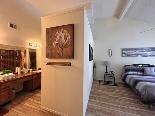 RELAXATION STATION 3-bedroom house in Houston TO RELAX & ENJOY with WiFi, A/C