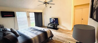 RELAXATION STATION 3-bedroom house in Houston TO RELAX & ENJOY with WiFi, A/C