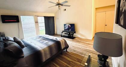 RELAXATION STATION 3-bedroom house in Houston TO RELAX & ENJOY with WiFi, A/C