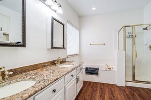 Shower, hair dryer, towels, soap - Fantastic 4 King Bed : Pool Table : Perfect Location (Frisco)