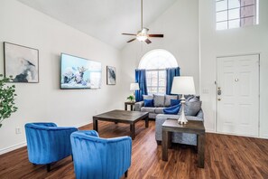 Smart TV, fireplace - Fantastic 4 King Bed : Pool Table : Perfect Location (Frisco)