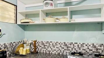 Refrigerador, microondas, parrilla de estufa y tetera eléctrica