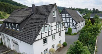 Ferienhaus 'Weitblick' mit Bergblick, Gemeinschaftsterrasse und Wi-Fi