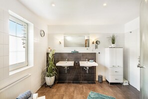 Suihku, hiustenkuivaaja, pyyhkeet