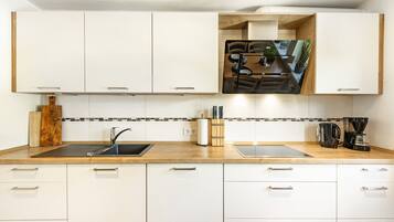 Fridge, oven, stovetop, dishwasher