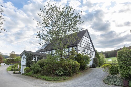 Ferienwohnung "Bachlauf Eslohe" mit Bergblick, privater Terrasse und WLAN